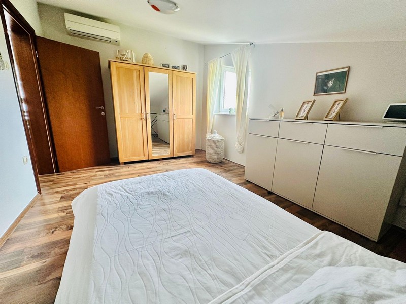Zweites Schlafzimmer mit Kleiderschrank und Kommode