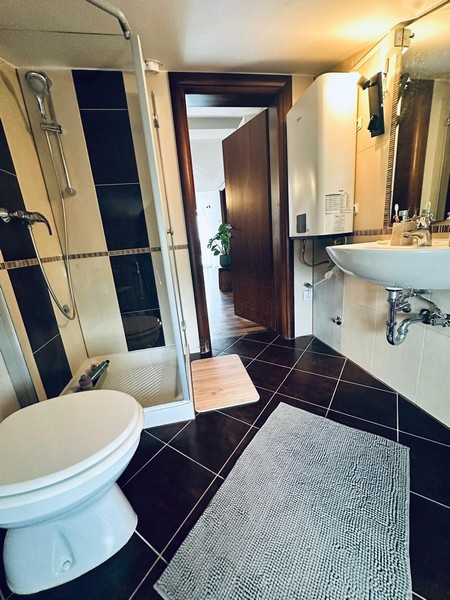 Badezimmer mit Dusche und Toilette