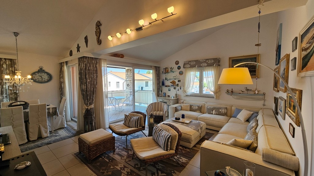 Wohnbereich mit Sofa und großem Fenster