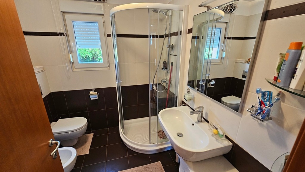 Badezimmer mit Dusche in Kroatien