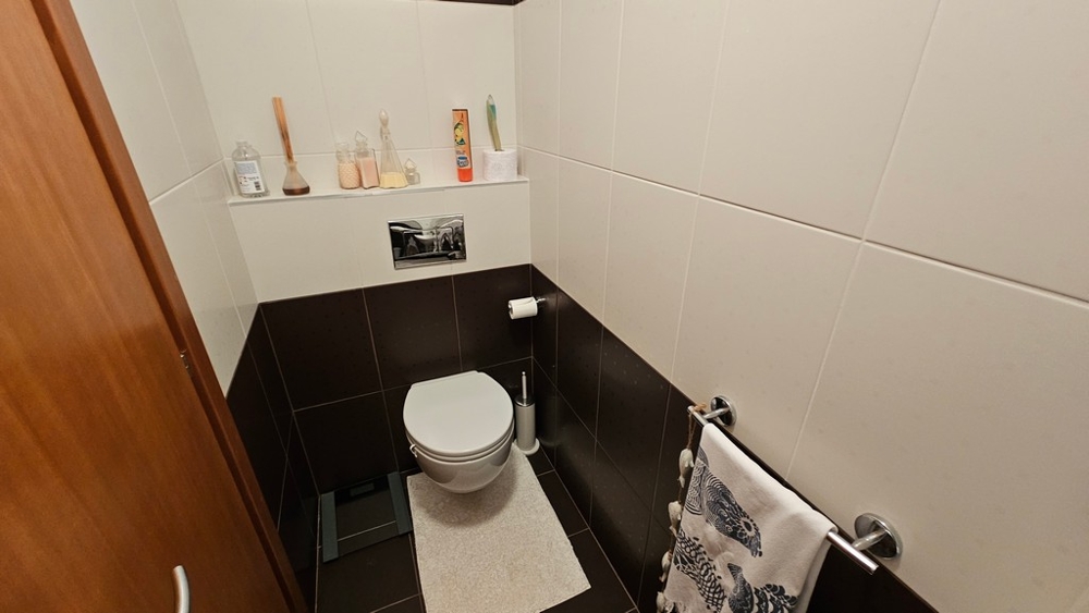 Badezimmer mit Ablage
