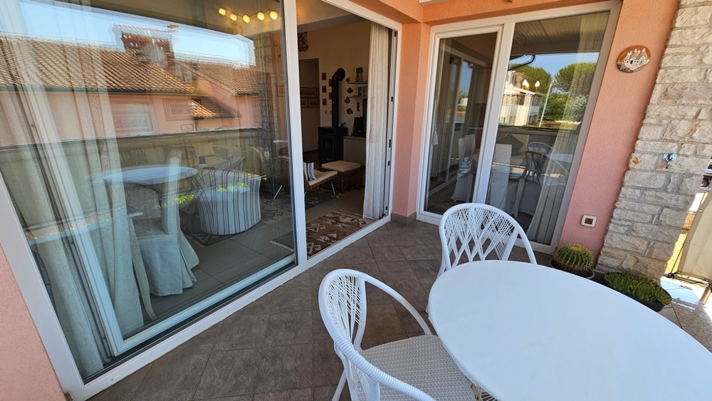 Überdachte Terrasse mit Tisch und Stühlen