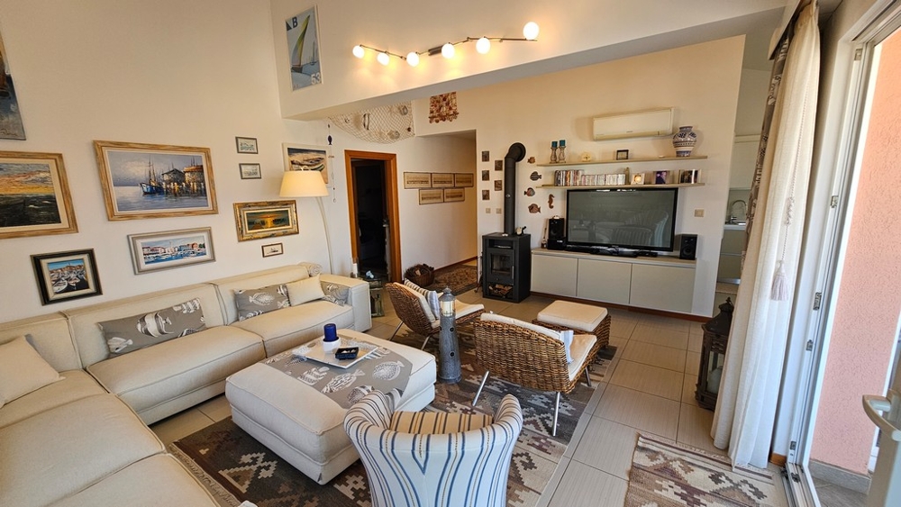 Wohnzimmer mit Sofa und Fernseher
