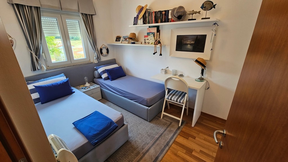 Schlafzimmer mit zwei Einzelbetten