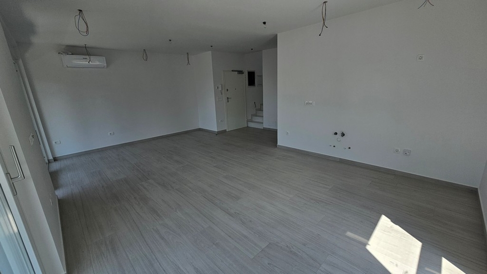 Innenraum mit Klimatisierung und Holzboden