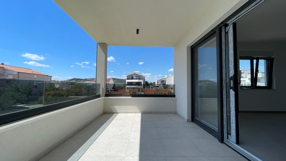 Überdachte Terrasse mit Meerblick in Vodice