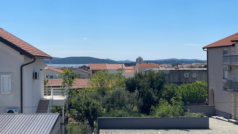 Meerblick über die Dächer von Vodice