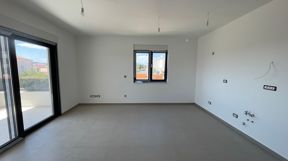 Heller Wohnraum mit großem Fenster