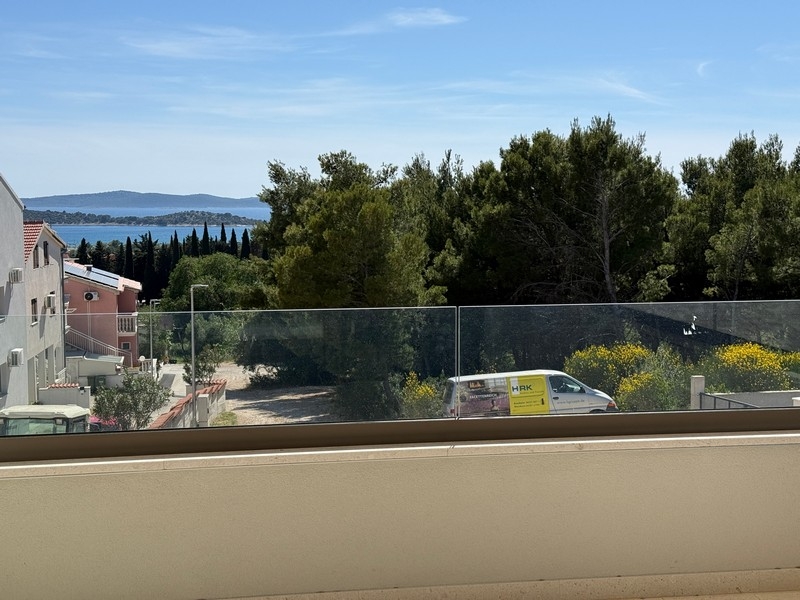 Terrasse mit Meerblick der Neubauwohnung in Vodice