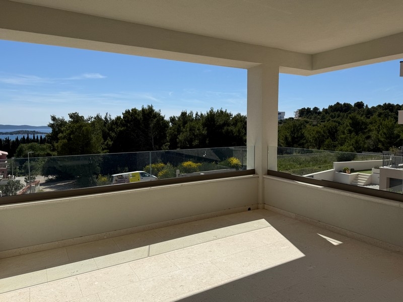 Überdachte Terrasse mit Blick auf das Meer