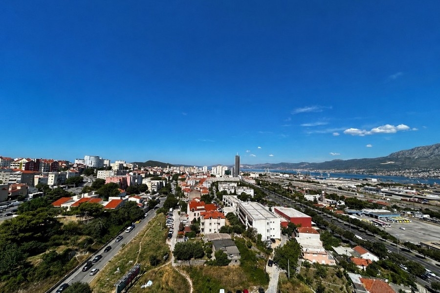 Panoramablick auf Split am Meer in Kroatien