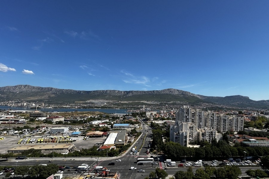 Blick über Split mit Bergen und Meer