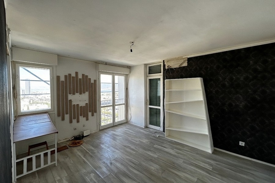 Heller Wohnraum mit großen Fenstern und Meerblick