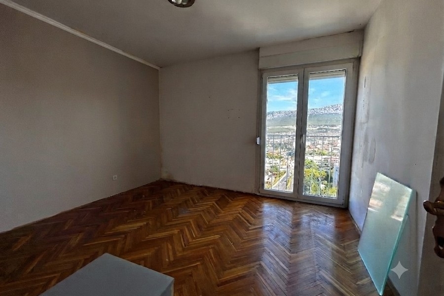 Schlafzimmer mit Fischgrätparkett und Ausblick