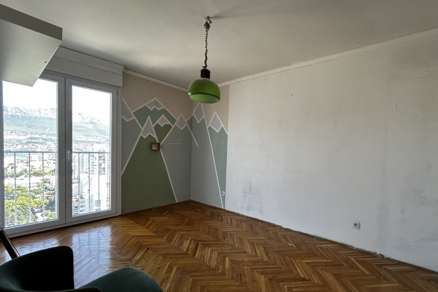 Zimmer mit Parkettboden und Balkon in Split
