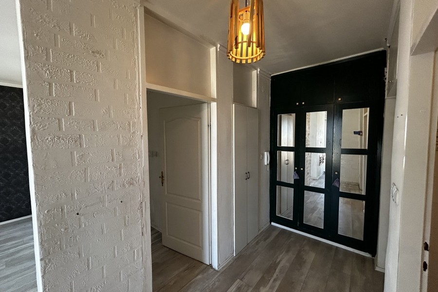 Diele mit Einbauschrank und Glastür