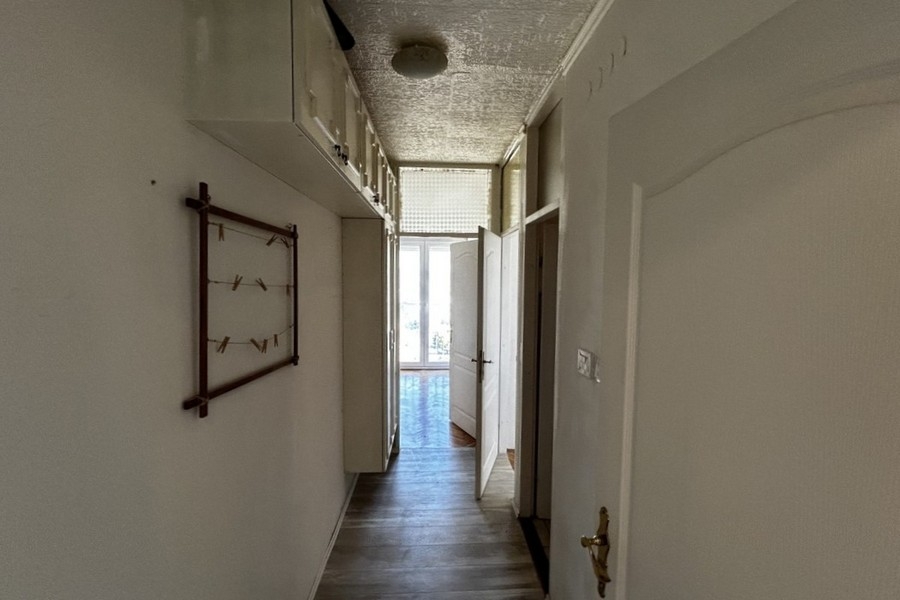 Flur mit Einbauschränken und Garderobe in Kroatien