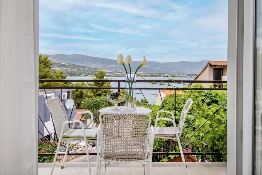 Balkon mit Sitzplatz und Meerblick, Kroatien