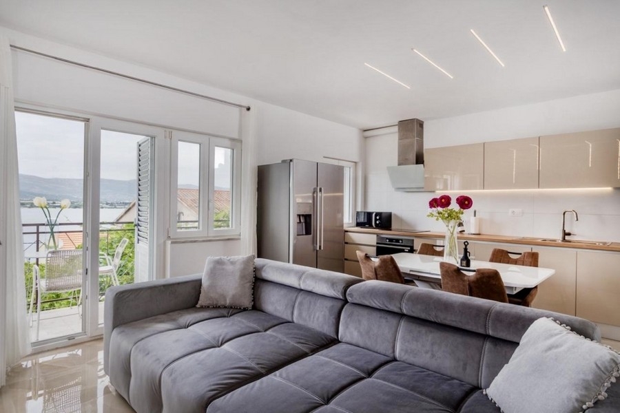 Wohnbereich mit Sofa und offener Küche