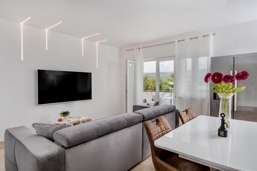 Heller Wohnbereich mit Fernseher und Sofa