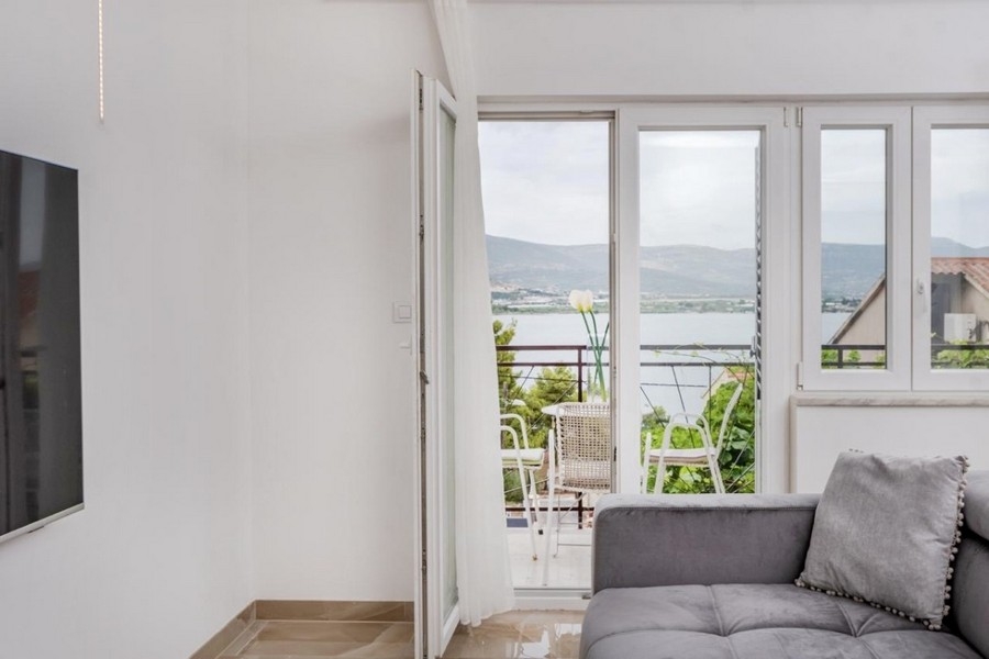 Wohnraum mit großen Fenstern und Meerblick