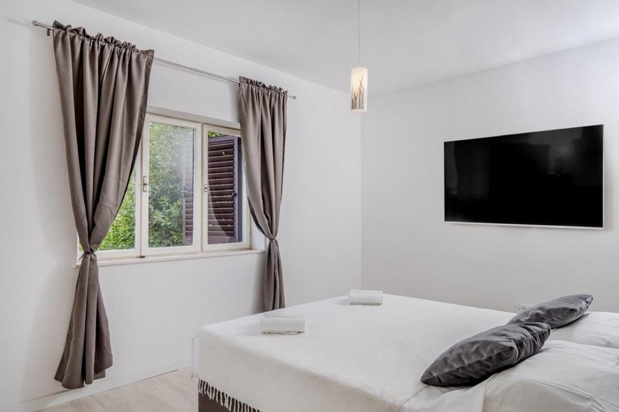 Schlafzimmer mit Bett und Fernseher
