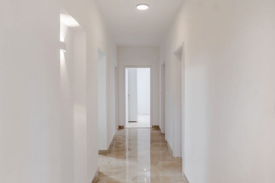 Heller Flur der Wohnung