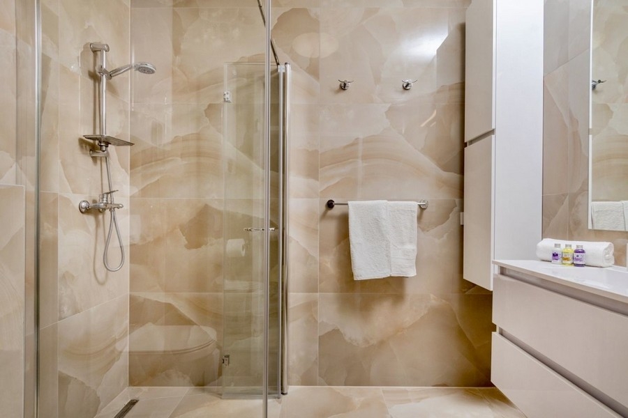 Badezimmer mit Dusche