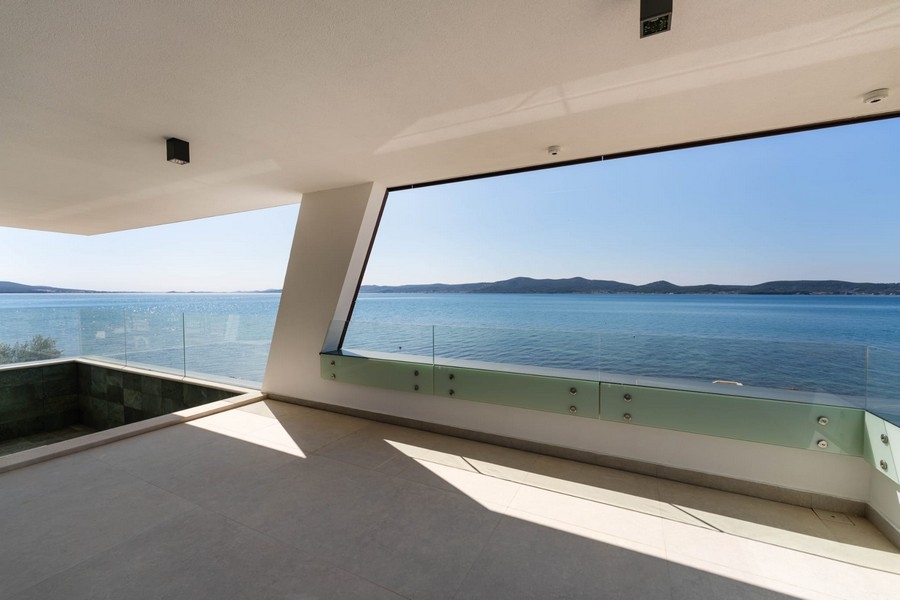 Überdachte Terrasse mit Meerblick einer Neubauwohnung in Sukosan