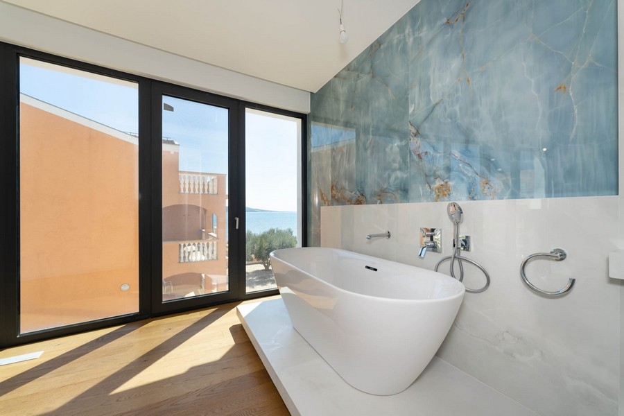 Badezimmer mit freistehender Badewanne in einer Wohnung in Kroatien