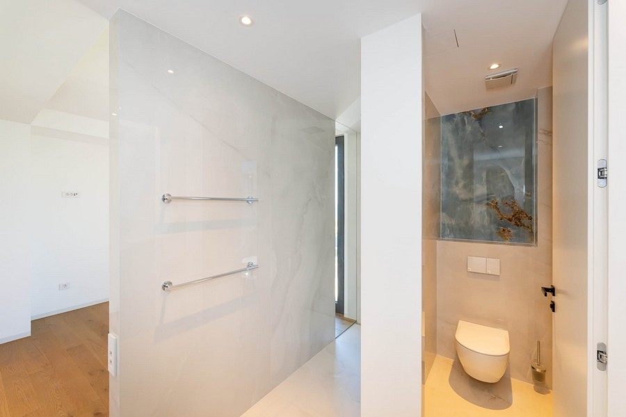 Badezimmer mit Dusche und Toilette