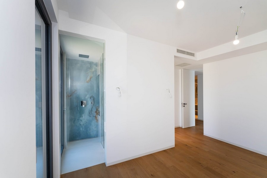 Flur mit Holzboden in der Neubauwohnung
