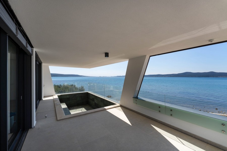 Überdachte Terrasse mit Pool und Panoramablick auf das Meer