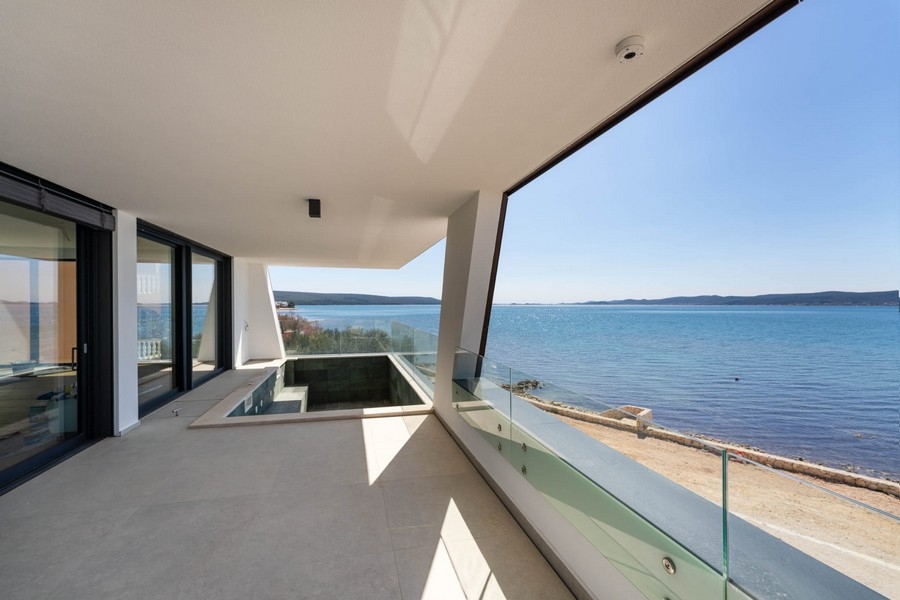 Terrasse mit Pool und Blick auf Strand und Meer