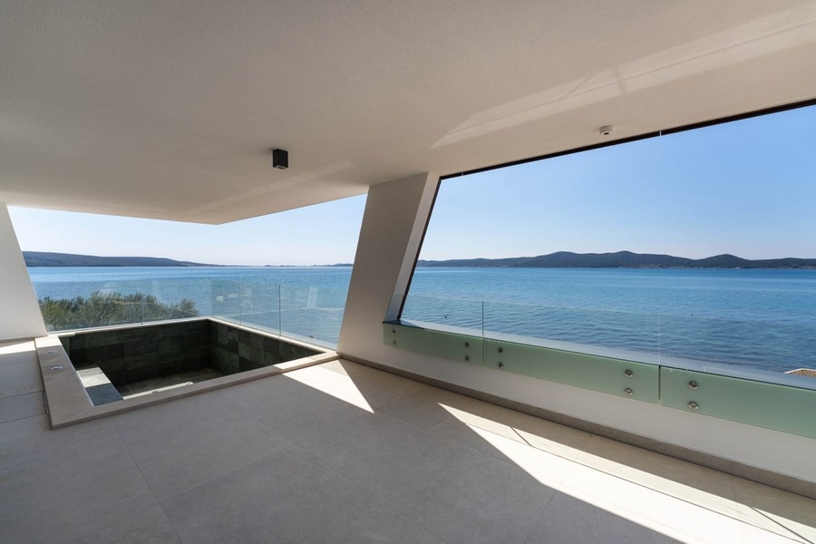 Terrassenbereich mit Pool und weitem Meerblick in Kroatien