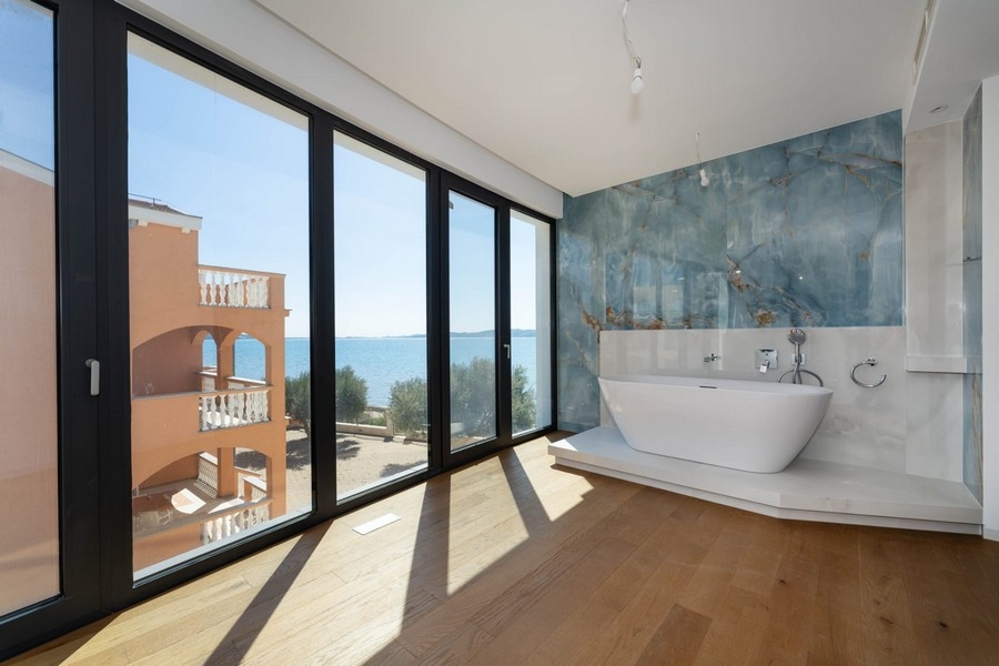 Badezimmer mit freistehender Badewanne und Meerblick