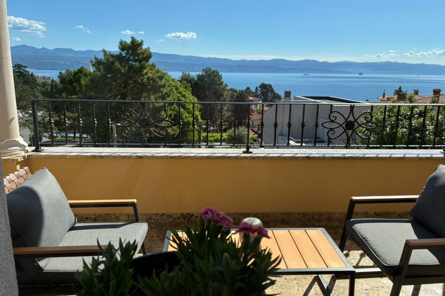 Terrasse mit Sitzgruppe und Meerblick in Lovran