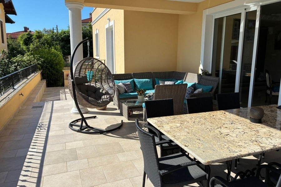 Überdachte Terrasse mit Sitzecke und Esstisch