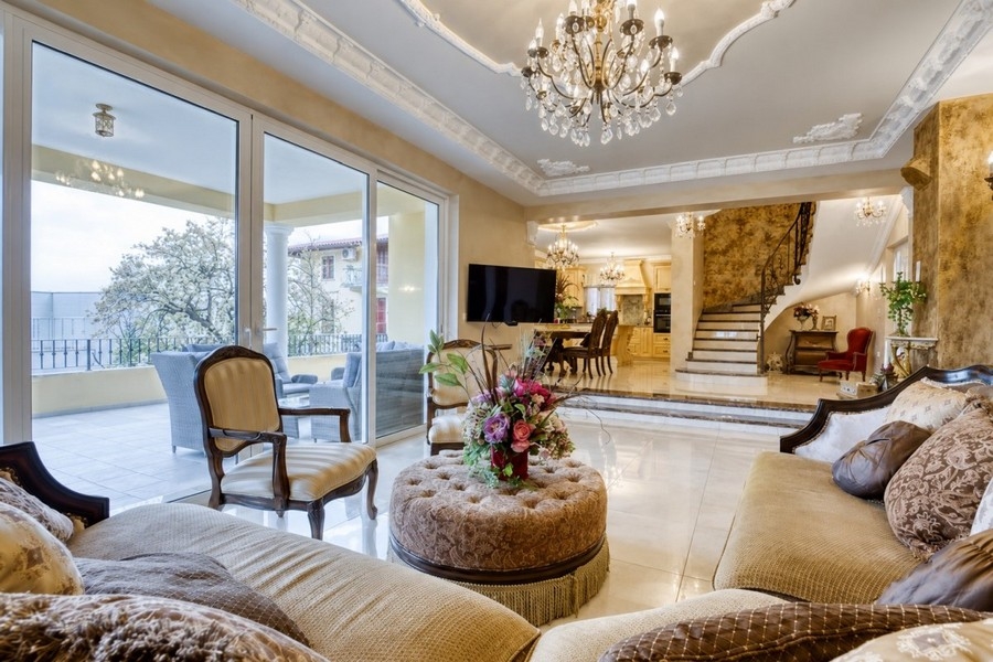 Wohnzimmer mit Stuckdecke und Terrassenzugang