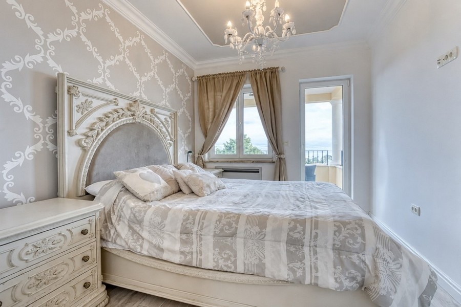 Helles Schlafzimmer mit Terrassenzugang
