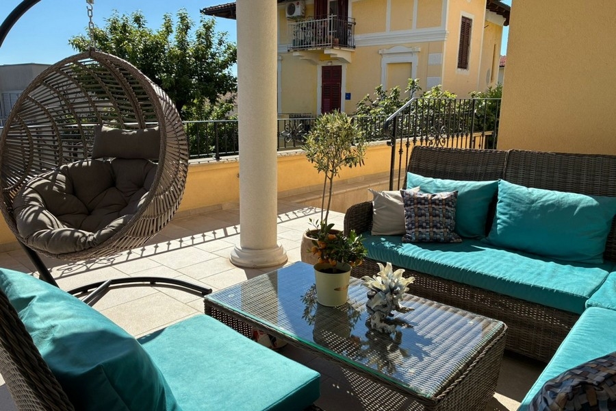 Terrasse mit Loungemöbeln und Hängesessel in Kroatien