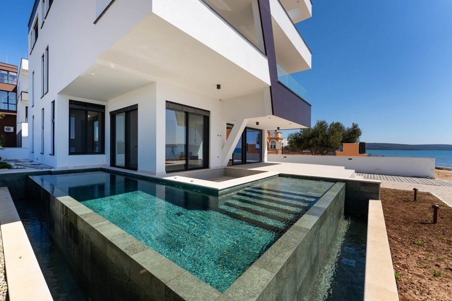 Neubauwohnung mit Pool direkt am Meer in Sukosan Kroatien