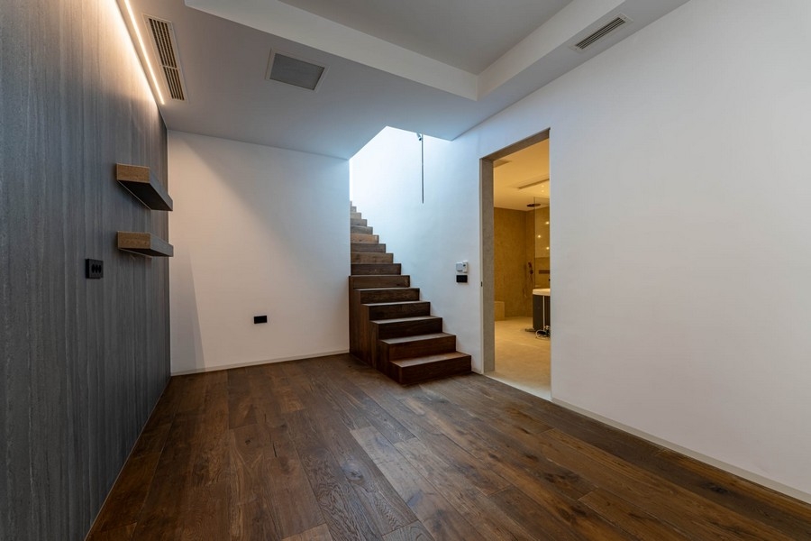 Diele mit Holztreppe und Badezimmer im Untergeschoss
