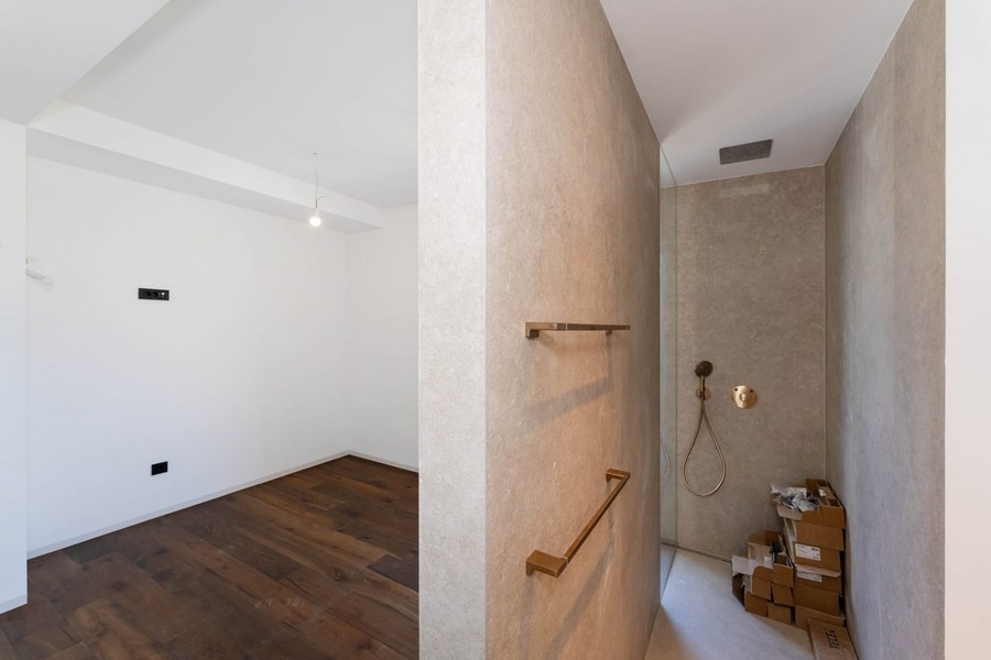 Zimmer mit Holzboden und begehbarer Dusche