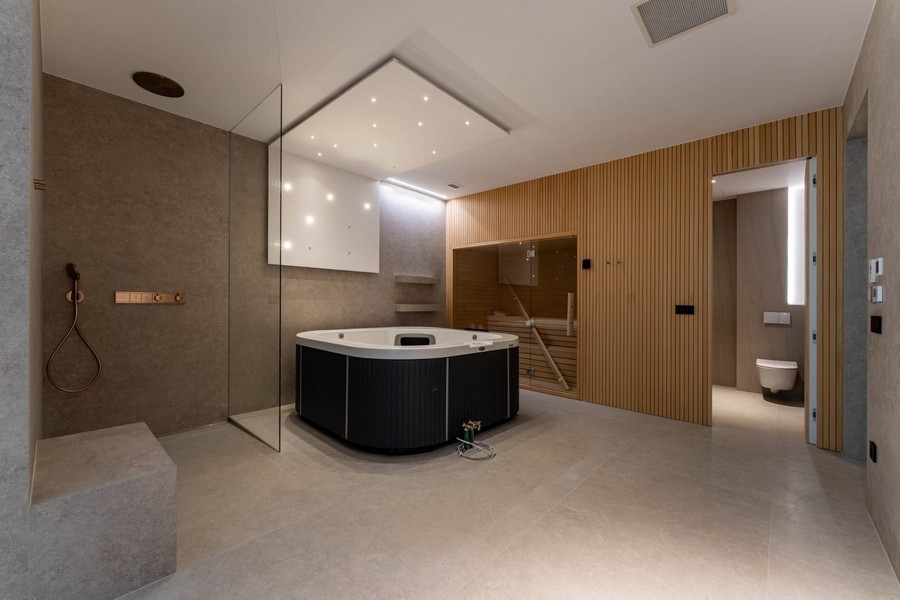 Wellnessbereich mit Whirlpool und Sauna