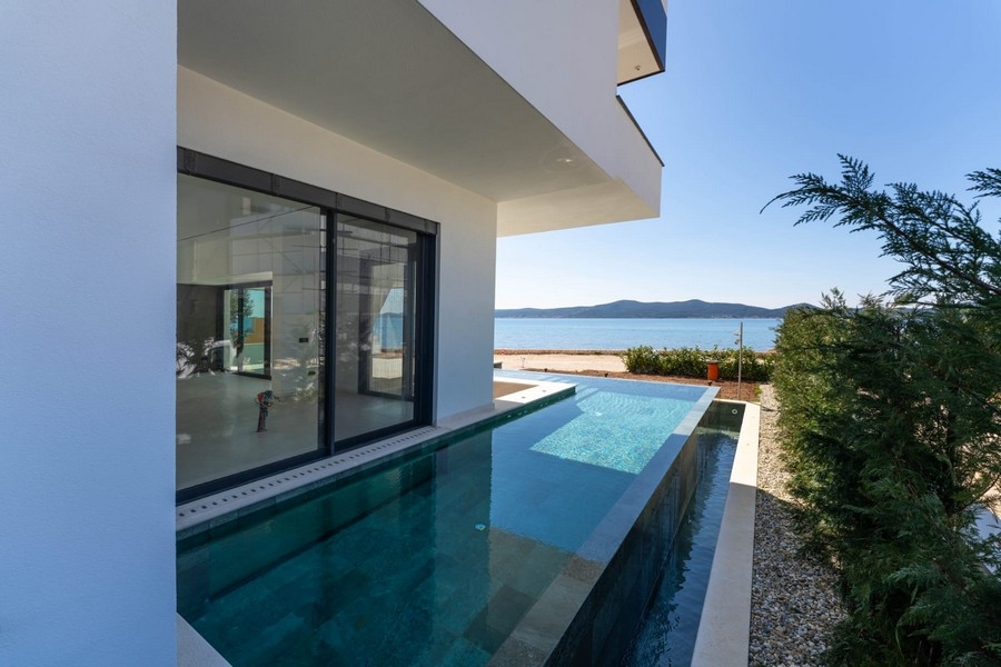 Pool entlang der Hausfassade mit Meerblick in Kroatien