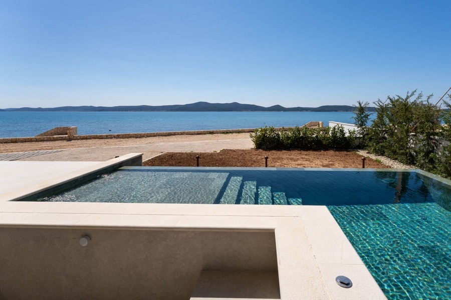 Pool mit Blick auf das Meer vor Sukosan