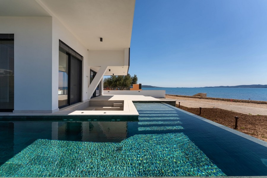 Swimmingpool an der Fassade der Neubauwohnung mit Meerblick