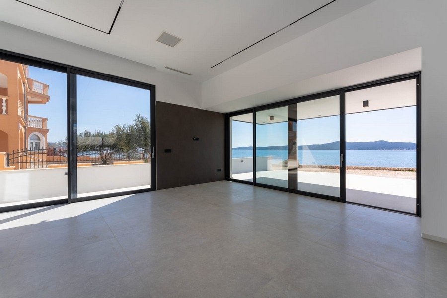 Wohnbereich mit Terrassenzugang und Blick auf das Meer