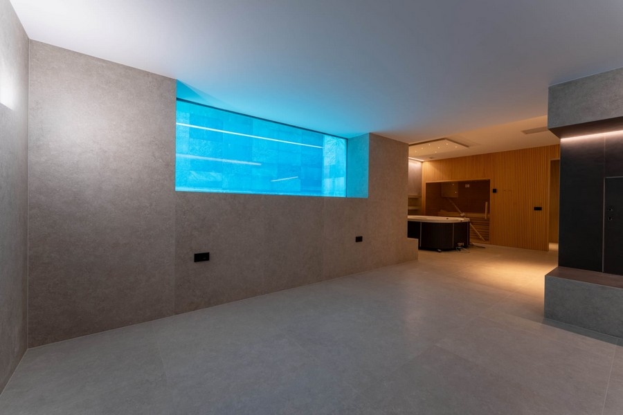 Untergeschoss mit Fenster zum Pool